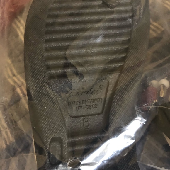 COPY - NWT GrandCo Red Granite stone beaded thong sandals - Picture 6 of 9